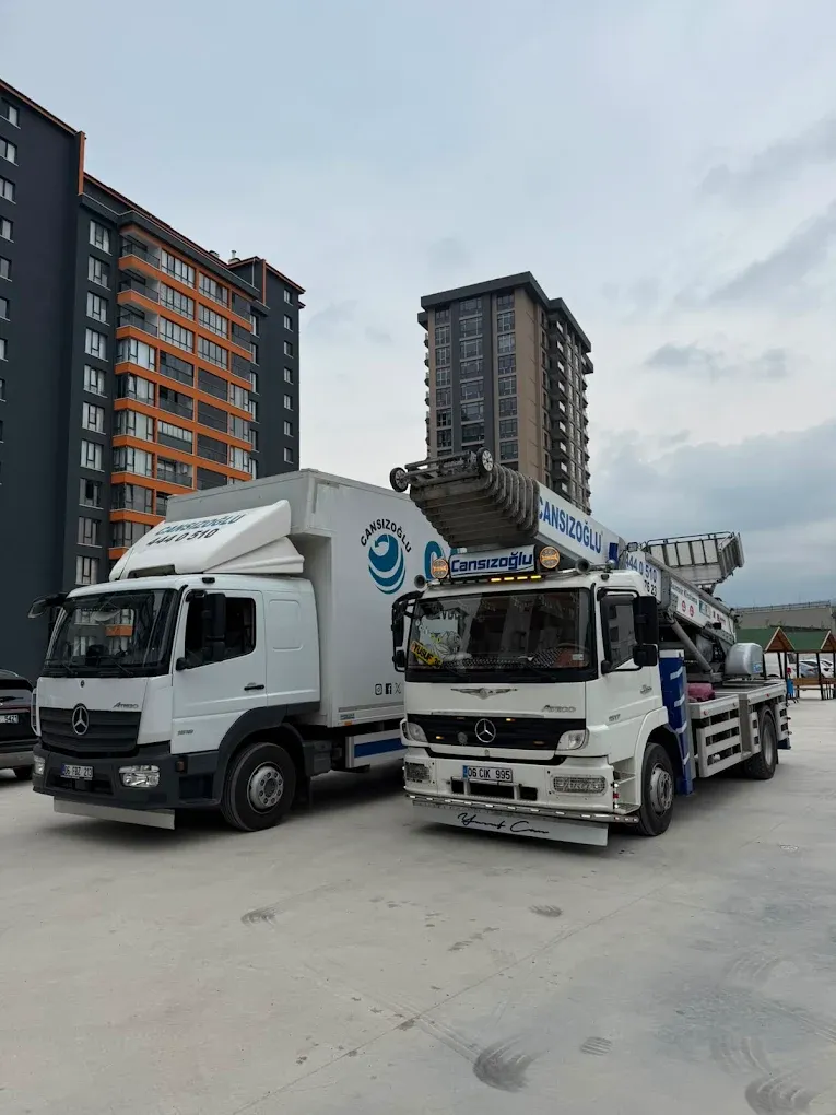 Cansızoğlu Nakliyat kamyonu ve asansörlü taşıma aracı